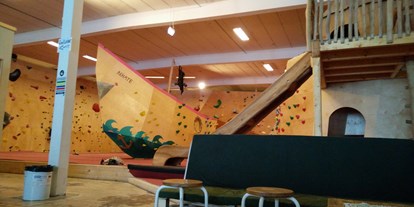 Klettern - Indoor Bereich - Kinderspielbereich im Boulderklub mit Piratenschiff und Rutsche! - Boulderklub