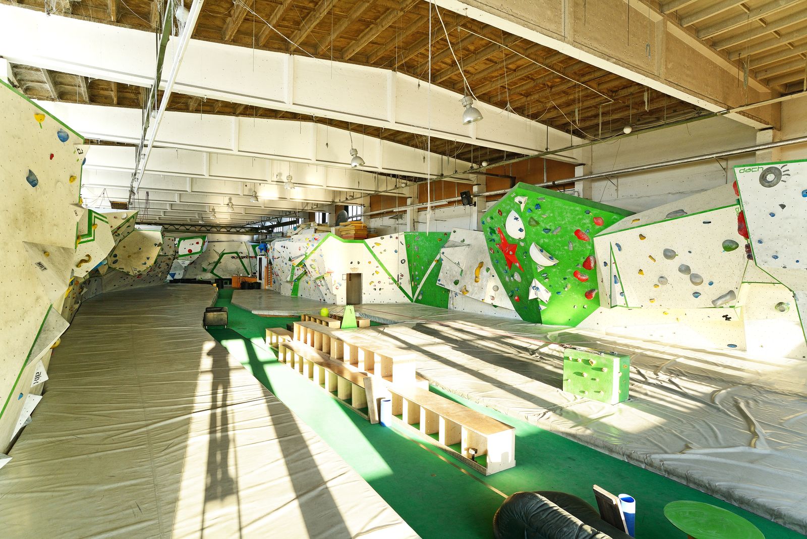 Kletterhalle: ostbloc Kletterhalle bei schönem Sonnenlicht - copyright ostbloc - ostbloc