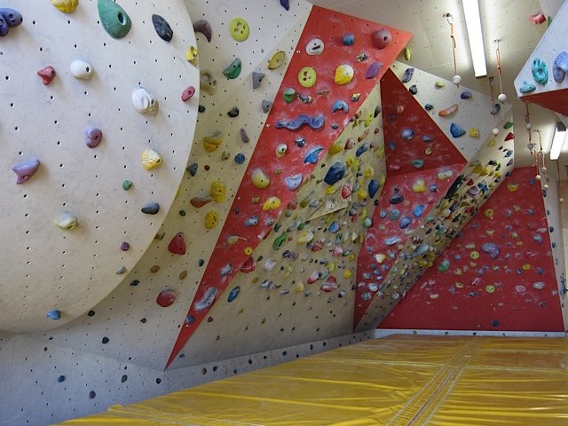 Kletterhalle - Boulderbereich, Linke Seite der "Boulderhöhle" - DAV- Kletterzentrum