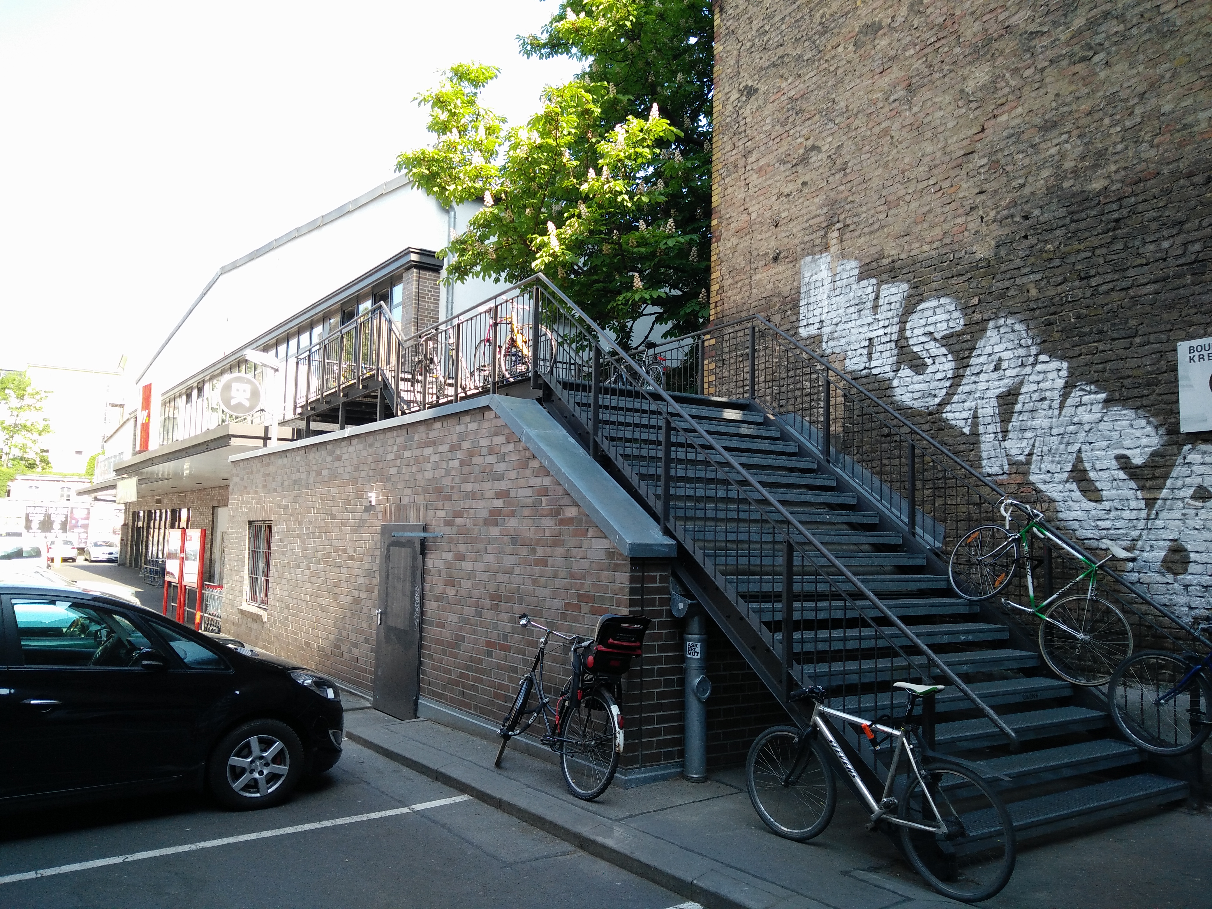 Klettern - Indoor Bereich - Deutschland - Eingang zur Boulderhalle Boulderklub durch den Hinterhof über dem Supermarkt - Boulderklub