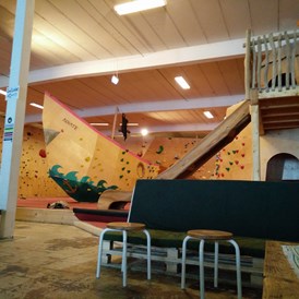 Kletterhalle: Kinderspielbereich im Boulderklub mit Piratenschiff und Rutsche! - Boulderklub