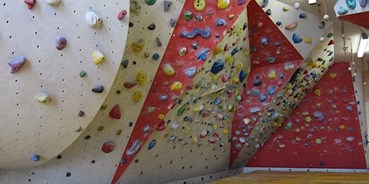 Klettern - Kurse, Unterricht, Training - Region Schwaben - Boulderbereich, Linke Seite der "Boulderhöhle" - DAV- Kletterzentrum