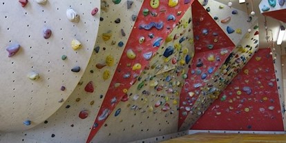 Klettern - Kurse, Unterricht, Training - Baden-Württemberg - Boulderbereich, Linke Seite der "Boulderhöhle" - DAV- Kletterzentrum