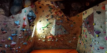 Klettern - eigener Boulder Bereich - Grafing bei München - Kletterhalle Indoor - DAV Kletterhalle Grafing