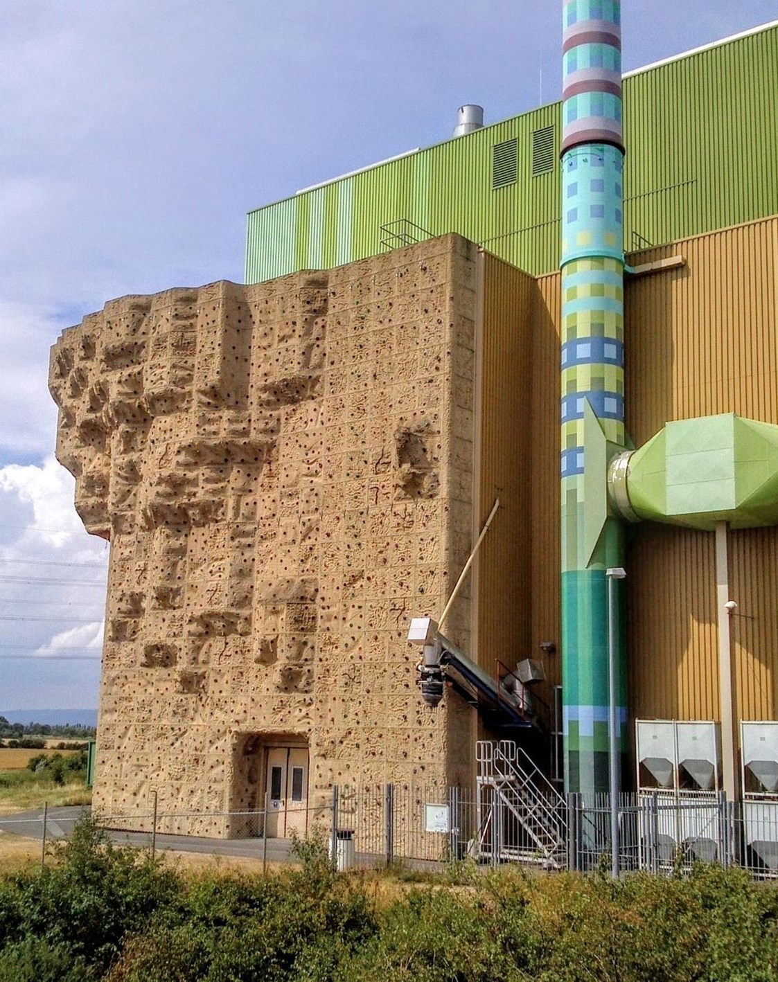 Kletterhalle: Outdoor-Kletterwand am Biomassekraftwerk Wicker - Kletterwand am Biomassekraftwerk Wicker