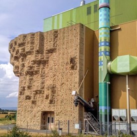 Kletterhalle: Outdoor-Kletterwand am Biomassekraftwerk Wicker - Kletterwand am Biomassekraftwerk Wicker
