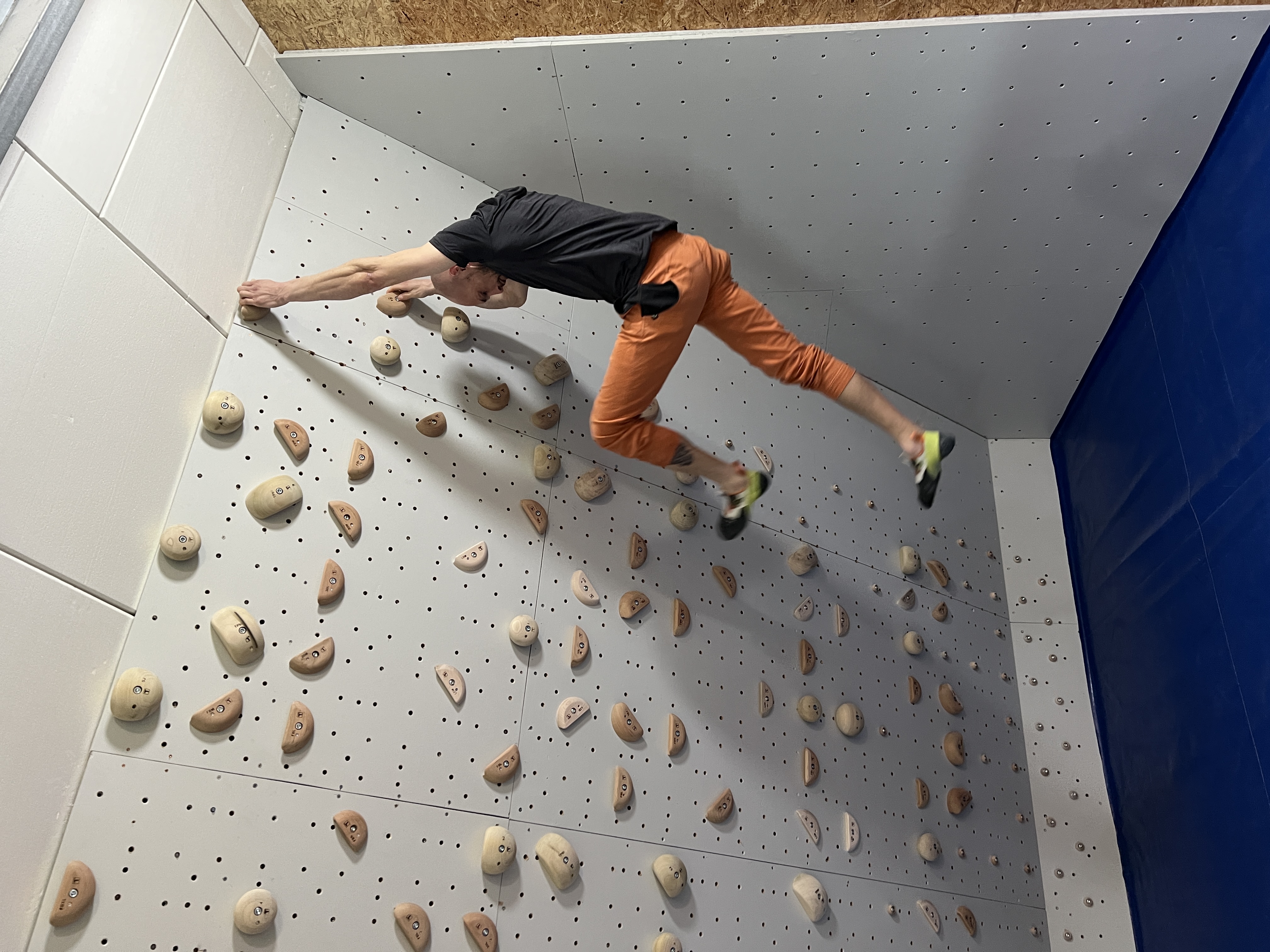 Kletterhalle: Das Tension Board wurde designed, um ein einzigartiges und spezifisches Trainingserlebnis zu ermöglichen. Durch die hautschonenden Holzgriffe und das gespiegelt Layout hilft es dir Deine Kletterseils enorm zu steigern.
 - GRAVITY Boulderhalle