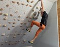 Kletterhalle: Das Tension Board wurde designed, um ein einzigartiges und spezifisches Trainingserlebnis zu ermöglichen. Durch die hautschonenden Holzgriffe und das gespiegelt Layout hilft es dir Deine Kletterseils enorm zu steigern.
 - GRAVITY  Boulderhalle