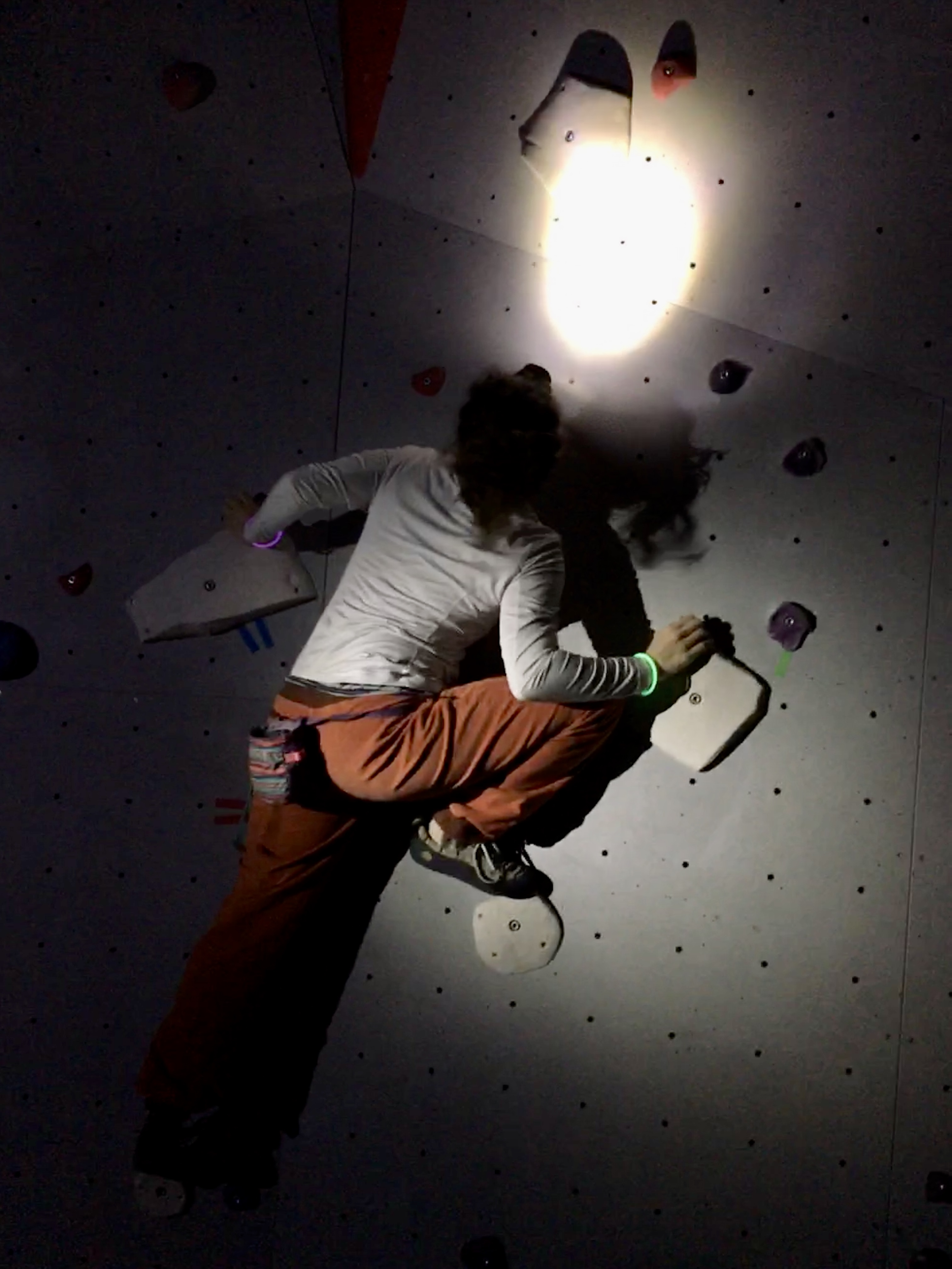 Kletterhalle: Bouldern - in the Dark
findet von Oktober - März am 2. Samstag des Monats von 19:00 - 22:00 Uhr statt. - GRAVITY Boulderhalle