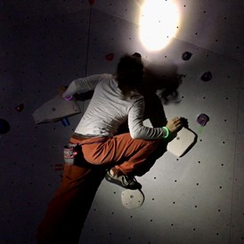 Kletterhalle: Bouldern - in the Dark
findet von Oktober - März am 2. Samstag des Monats von 19:00 - 22:00 Uhr statt. - GRAVITY  Boulderhalle