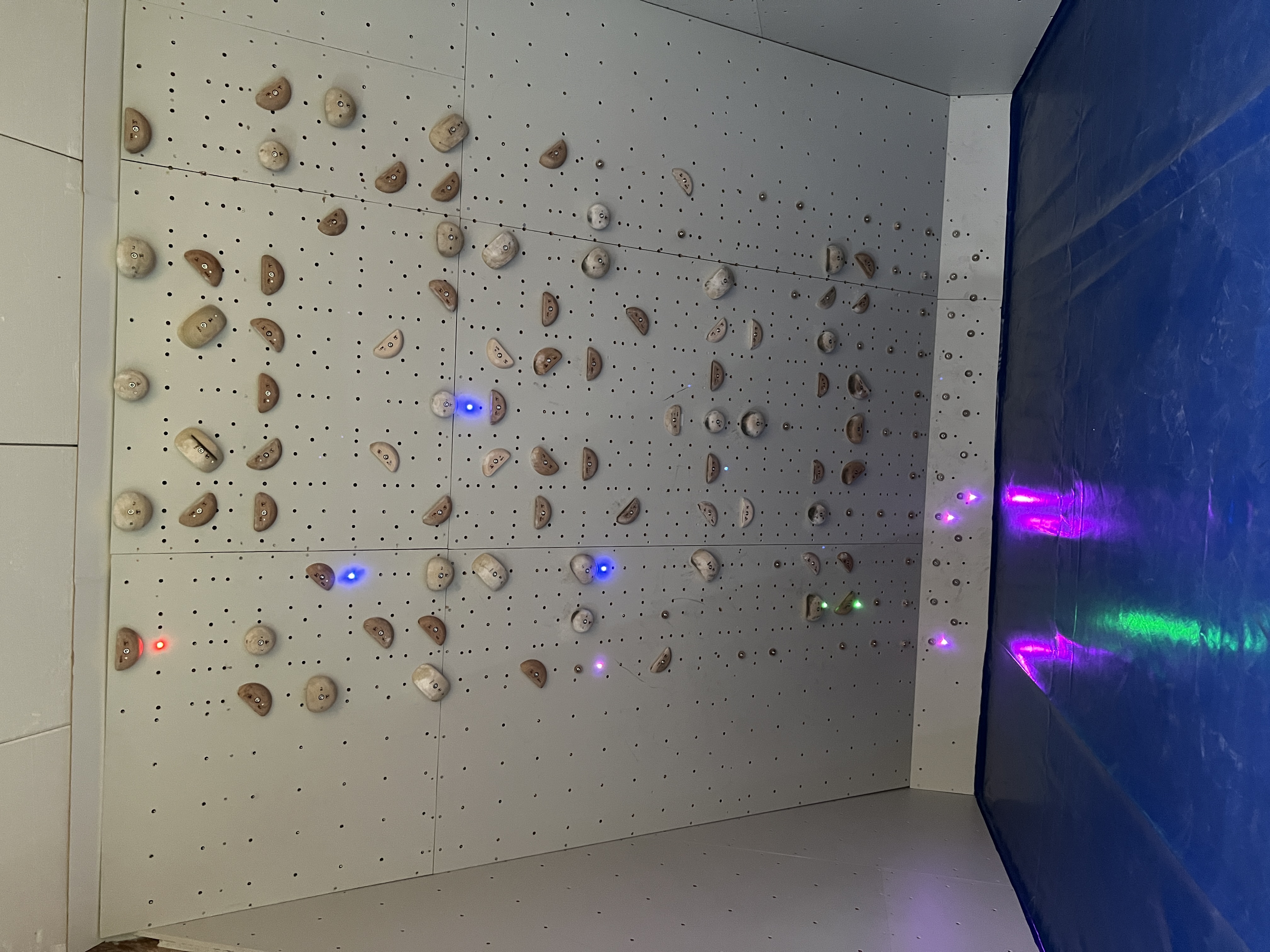 Kletterhalle: Tension Board
 - GRAVITY Boulderhalle