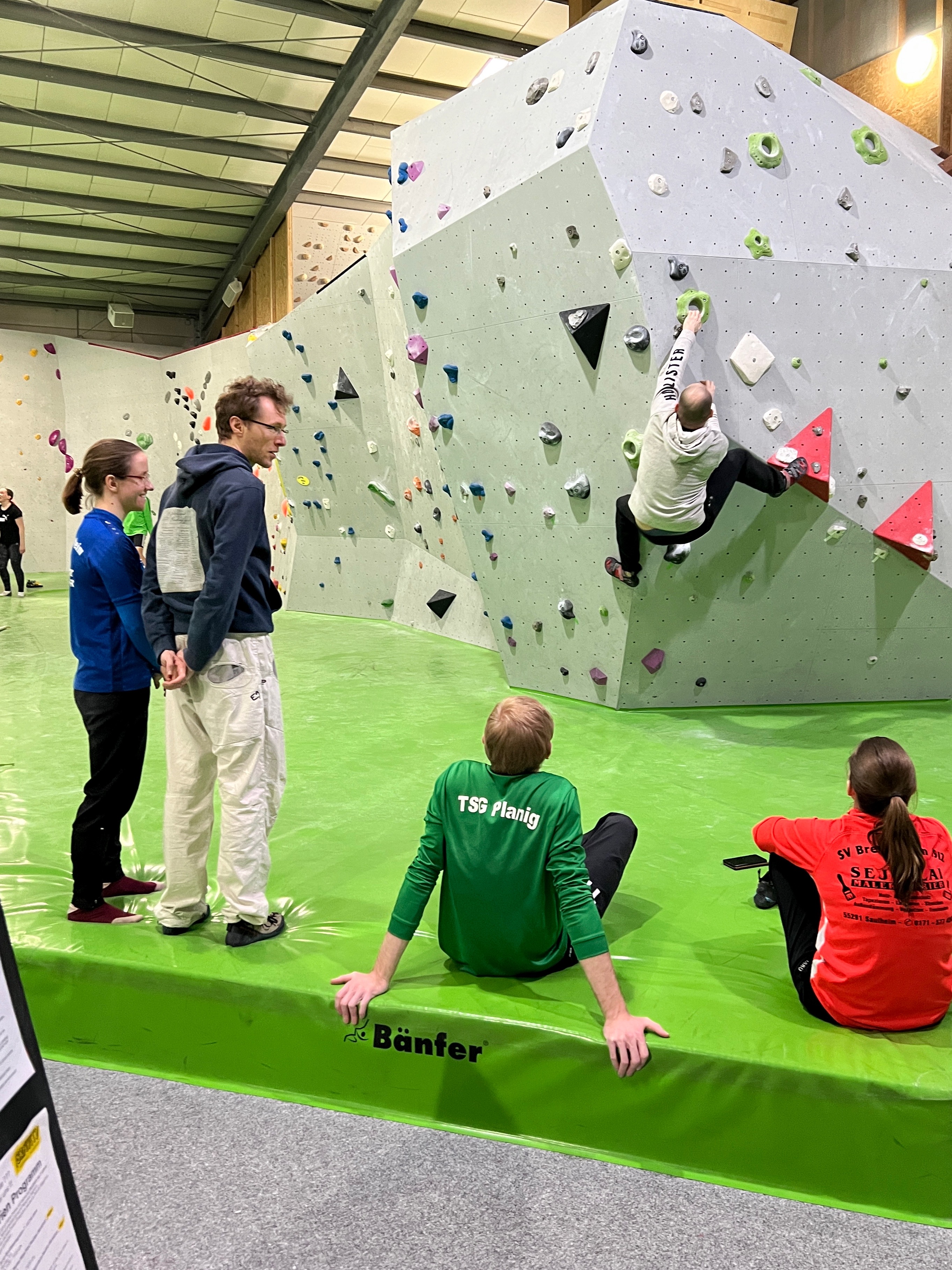 Kletterhalle: Bouldern - ein Sport mit viel Spass und hohem Fitnessfaktor. - GRAVITY Boulderhalle