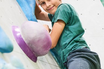 Kletterhalle: Kinder Boulderkurse 7-13 Jahre, ab 14 Jahre Jugend Boulderkurse. - GRAVITY  Boulderhalle